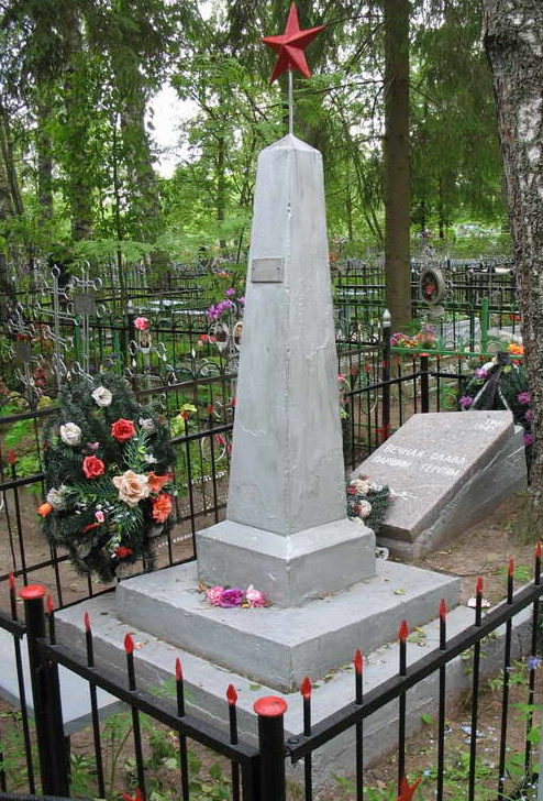 п. Торковичи Лужского р-на. Братская могила советских воинов на поселковом кладбище.
