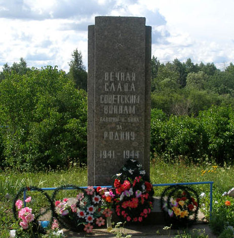 д. Торошковичи Лужского р-на. Памятник, установленный на братской могиле, в которой похоронено 173 советских воина, в т.ч. 165 неизвестных. 