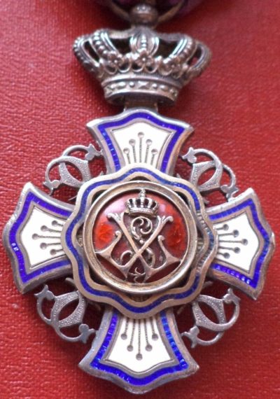 Аверс и реверс знака Кавалера Королевского ордена Льва.