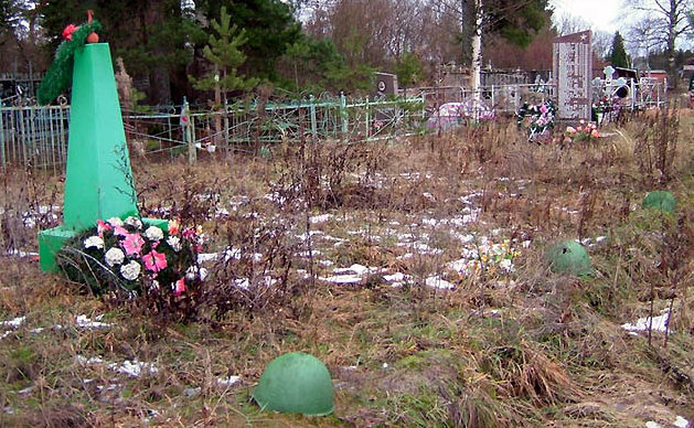 п. Апраксин Бор Тосненского р-на. Памятник, установленный на братских могилах, в которых захоронено 930 советских воинов, в т.ч. 896 неизвестных.