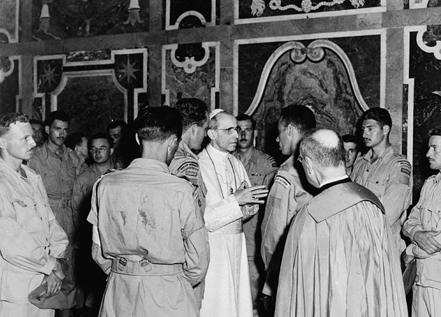  Канадские военнослужащие на встрече с Папой Римским. 1944 г.