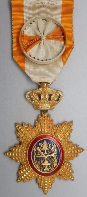 Аверс и реверс знака Офицера ордена Камбоджи на орденской ленте с розеткой.