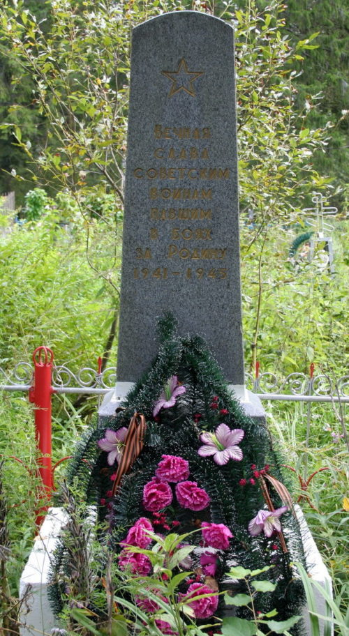 д. Дубовик Тосненского р-на. Памятник, установленный на братской могиле, в которой похоронено 7 советских воинов.