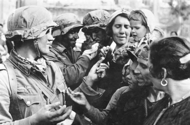 Немецкие солдаты беседуют с жителями Севастополя. Июль 1942 г.