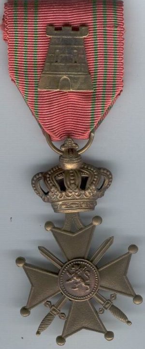 Военный крест с атрибутом – бронзовой крепостью на орденской ленте.