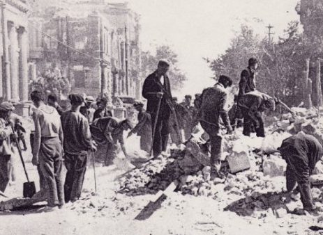 Севастопольцы разбирают завалы на улицах города. Июль 1942 г.