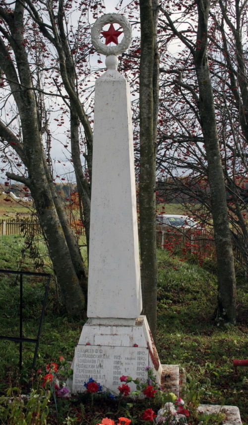 д. Коркино Тосненского р-на. Памятники, установленные на братских могилах, в которых похоронено 2 103 человека, из них 1 838 неизвестных.