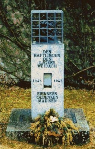 д. Вайдах. Памятник на месте концлагеря Коттерн-Вайдах, заключенные которого работали на авиазаводе «Messerschmitt». Здесь же похоронено 17 из них. 