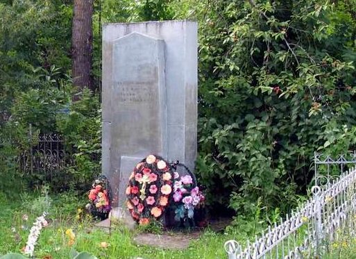 д. Ям-Тёсово Лужского р-на. Памятник, установленный на братской могиле, в которой захоронено 19 советских воинов. 