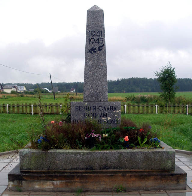 д. Коркино Тосненского р-на. Памятники, установленные на братских могилах, в которых похоронено 2 103 человека, из них 1 838 неизвестных. 