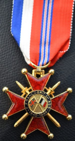 Аверс и реверс знака Кавалера Почетного креста Ассоциации Франко-Британской дружбы.