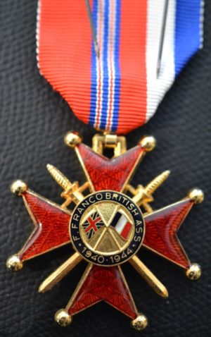 Аверс и реверс знака Кавалера Почетного креста Ассоциации Франко-Британской дружбы.