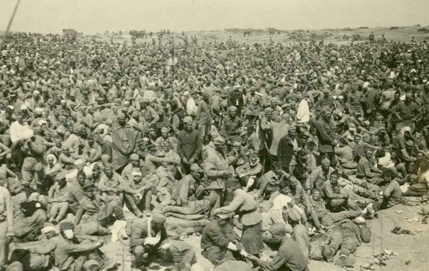 Советские военнопленные на сборном пункте под Севастополем. Июль-август 1942 г.