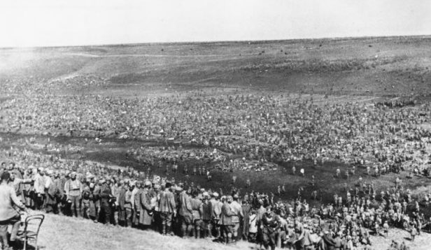 Советские военнопленные на сборном пункте под Севастополем. Июль-август 1942 г.