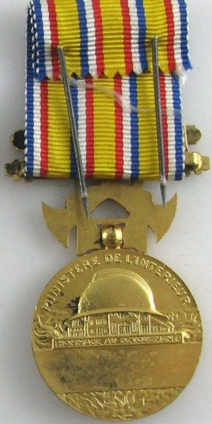 Аверс и реверс золоченой Почетной медали пожарных.