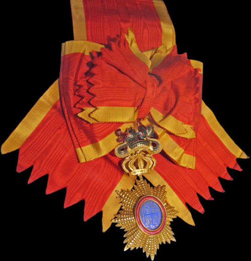 Знак ордена Дракона Аннамы на ленте-перевязи, вручаемый от имени императора Аннамы.