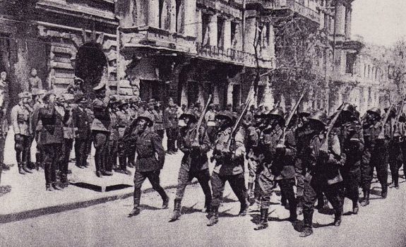 Парад немецко-румынских войск Нахимовская площадь. 5 июля 1942 г. 