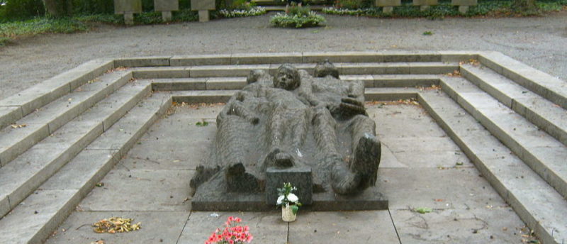 Главный памятник на кладбище.