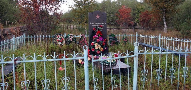 д. Казыченская Ладва Подпорожского р-на. Памятник на кладбище, установленный на братской могиле, в которой похоронено 8 советских воинов.