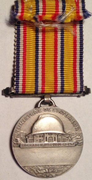 Аверс и реверс серебряной Почетной медали пожарных.