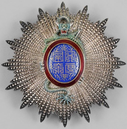 Аверс и реверс серебряной звезды знака Великого офицера ордена Дракона Аннамы.