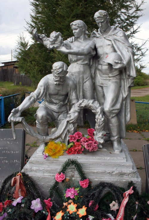 д. Кипрушино Подпорожского р-на. Памятник, установленный на братской могиле, в которой похоронено 15 советских воинов.