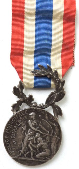 Аверс и реверс почётной медали муниципальной и сельской полиции.