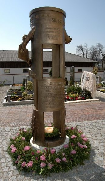 п. Гёттинг. Памятник антифашистам Йозефу Гримму и Георгу Ханглу, расстрелянных солдатами СС.