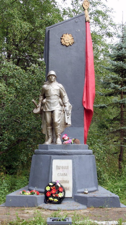п. Лисино-Корпус Тосненского р-на. Памятник, установленный на братской могиле, в которой похоронен 671 советский воин, в т.ч. 38 неизвестных.