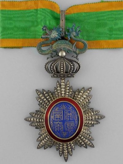 Знак Командора ордена Дракона Аннамы на шейной ленте.