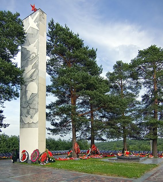 Центральный обелиск мемориала. 