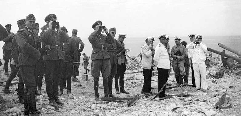 Немецкое и румынское высшее командование рассматривает руины 35-й батареи. Лето 1942 г.