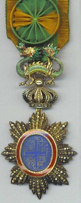 Аверс и реверс знака офицера ордена Дракона Аннамы на орденской ленте с розеткой. 