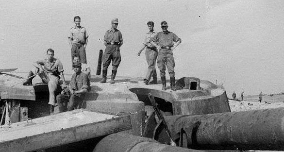 Немецкие солдаты у разрушенной береговой батареи. Лето 1942 г.