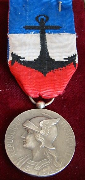 Аверс и реверс серебряной Почетной медали за подготовку гражданского персонала военно-морскому флоту.