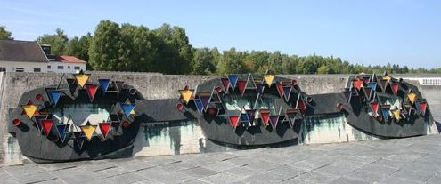 Международный мемориал с сотнями памятных венков от правительств разных стран.