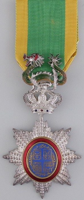 Аверс и реверс серебряного знака Кавалера ордена Дракона Аннамы.