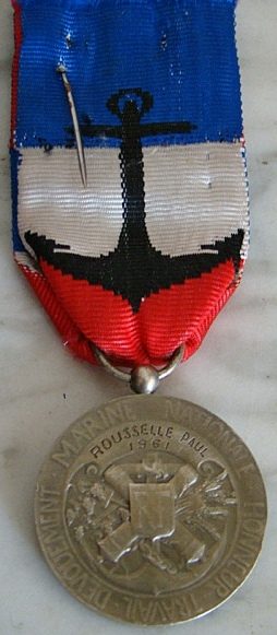 Аверс и реверс серебряной Почетной медали за подготовку гражданского персонала военно-морскому флоту.