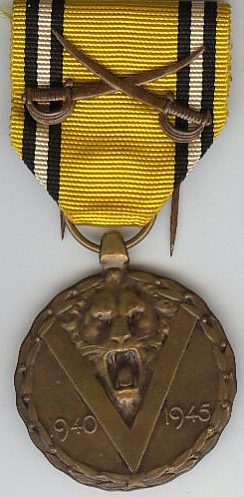 Аверс и реверс памятной медали войны 1940-1945 с саблями на ленте. 