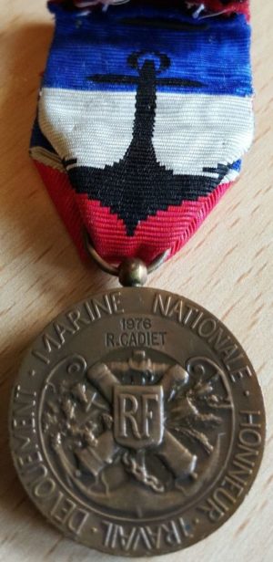Аверс и реверс бронзовой Почетной медали за подготовку гражданского персонала военно-морскому флоту.