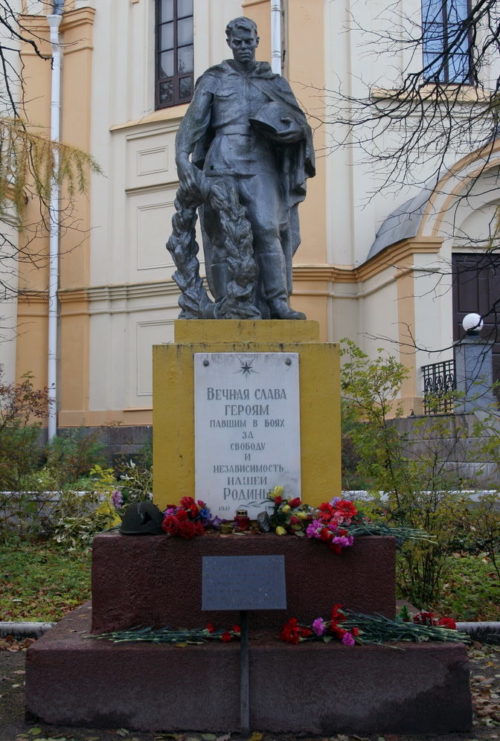 г. Любань Тосненского р-на. Памятник, установленный на братской могиле, в которой похоронен 341 советский воин, в т.ч. 4 неизвестных.