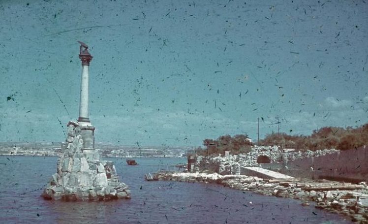 Вид на памятник затопленным кораблям. Лето 1942 г.