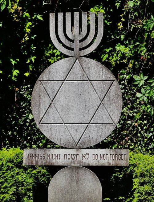 Памятный знак и вход в еврейский мемориал.