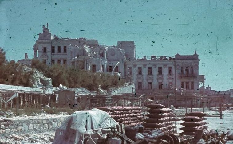 Разрушенный Дворец пионеров на Приморском бульваре. Лето 1942 г.