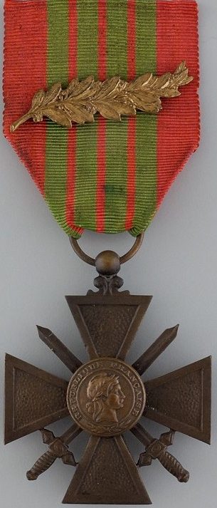 Военный крест 1939-1945 с бронзовой пальмой на ленте.
