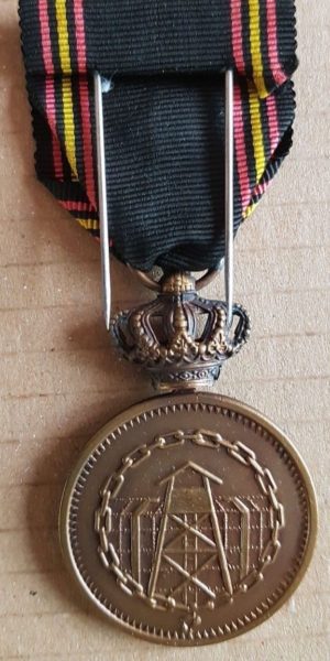 Аверс и реверс медали военнопленных 1940-1945.