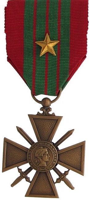Военный крест 1939-1945 с серебряной позолоченной звездочкой на ленте.