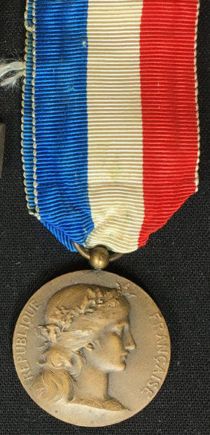 Аверс и реверс бронзовой Почетной медали Министерства иностранных дел.