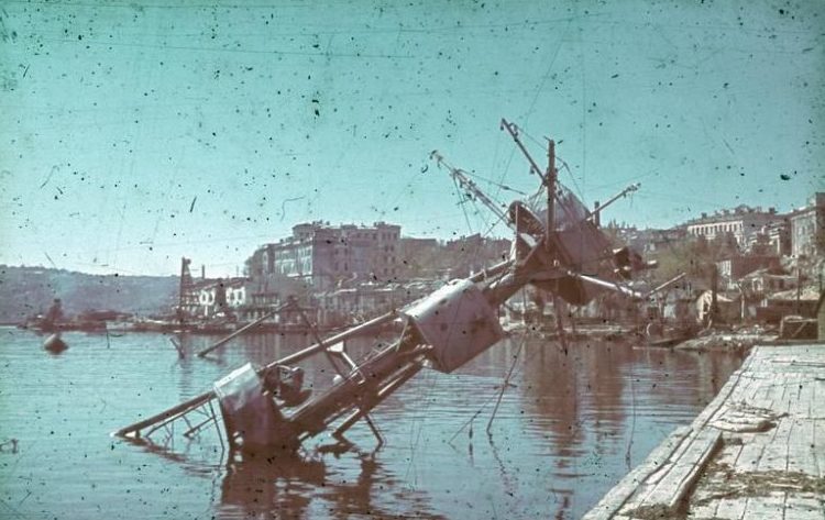 Потопленный крейсер «Червона Украина» у Графской пристани. Лето 1942 г.