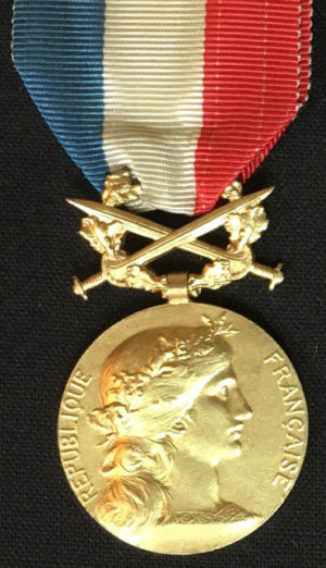 Аверс и реверс позолоченной Почетной медали Министерства иностранных дел с мечами.